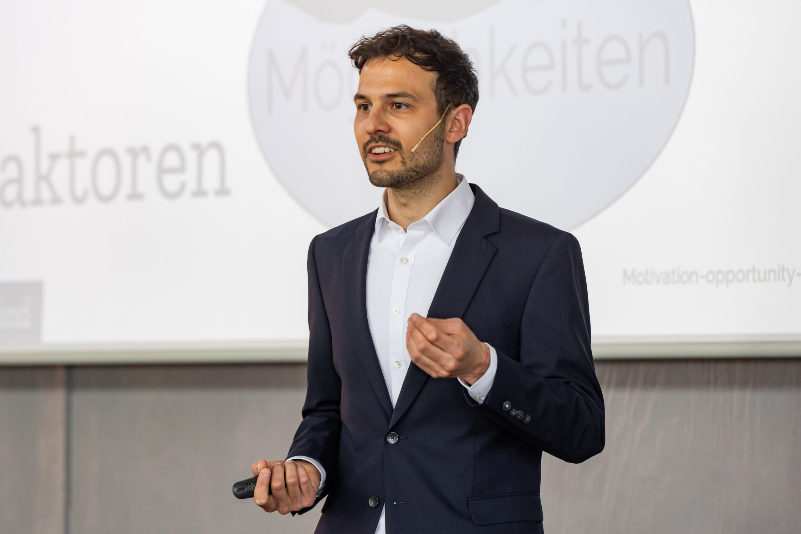 Einfache Wohnhäuser an einem Fluss in den Tropen