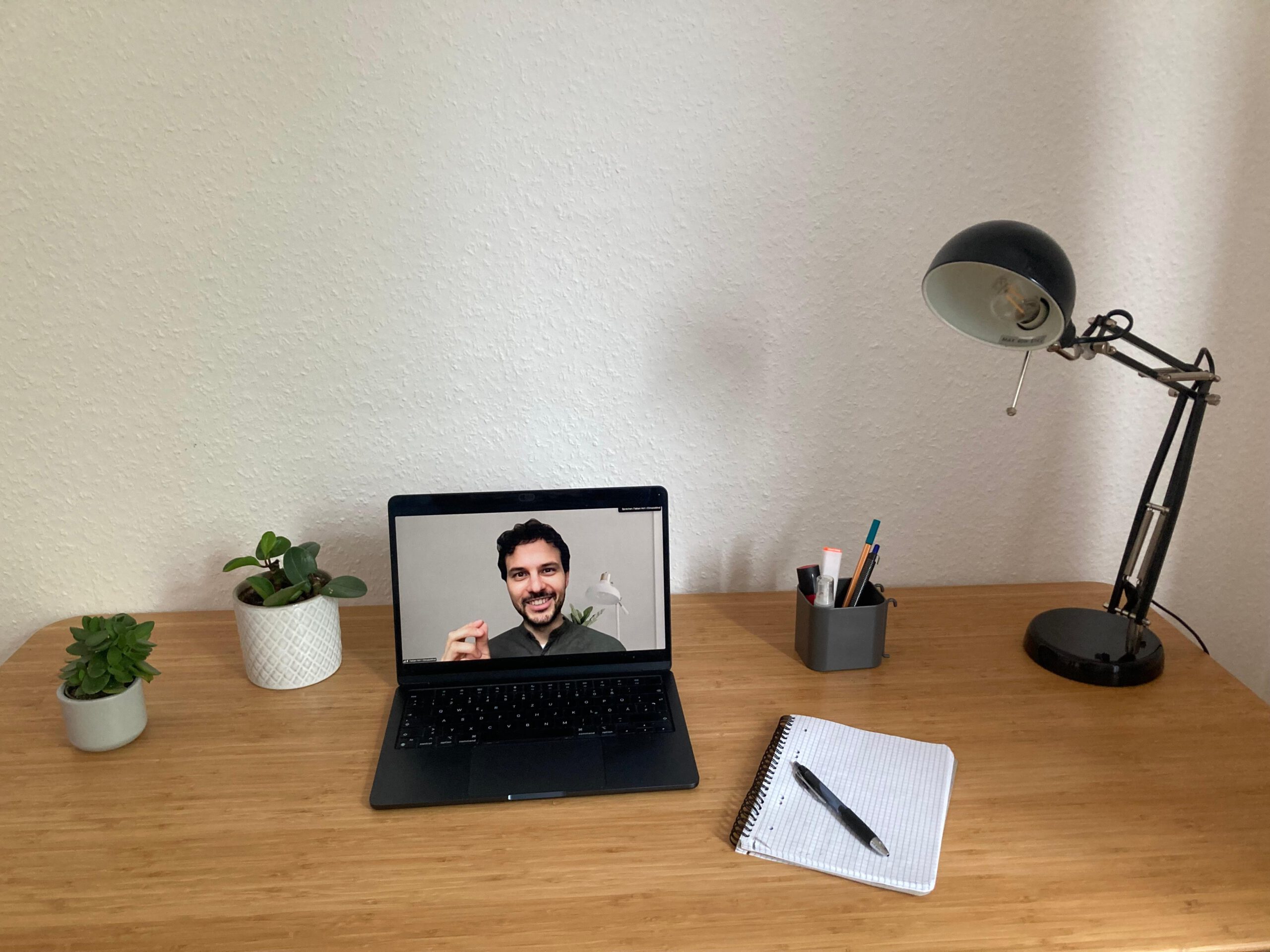 Zwei Menschen schauen auf einen Computerbildschirm