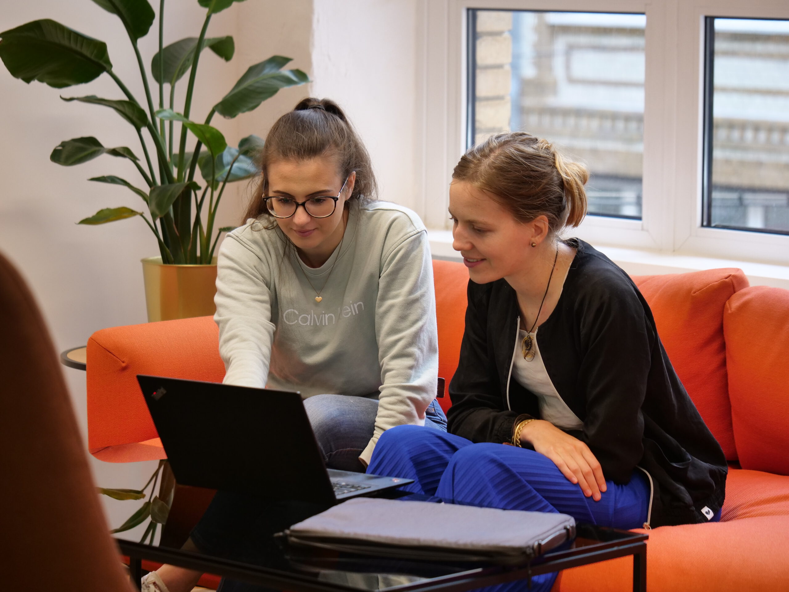 Zwei Menschen schauen auf einen Computerbildschirm