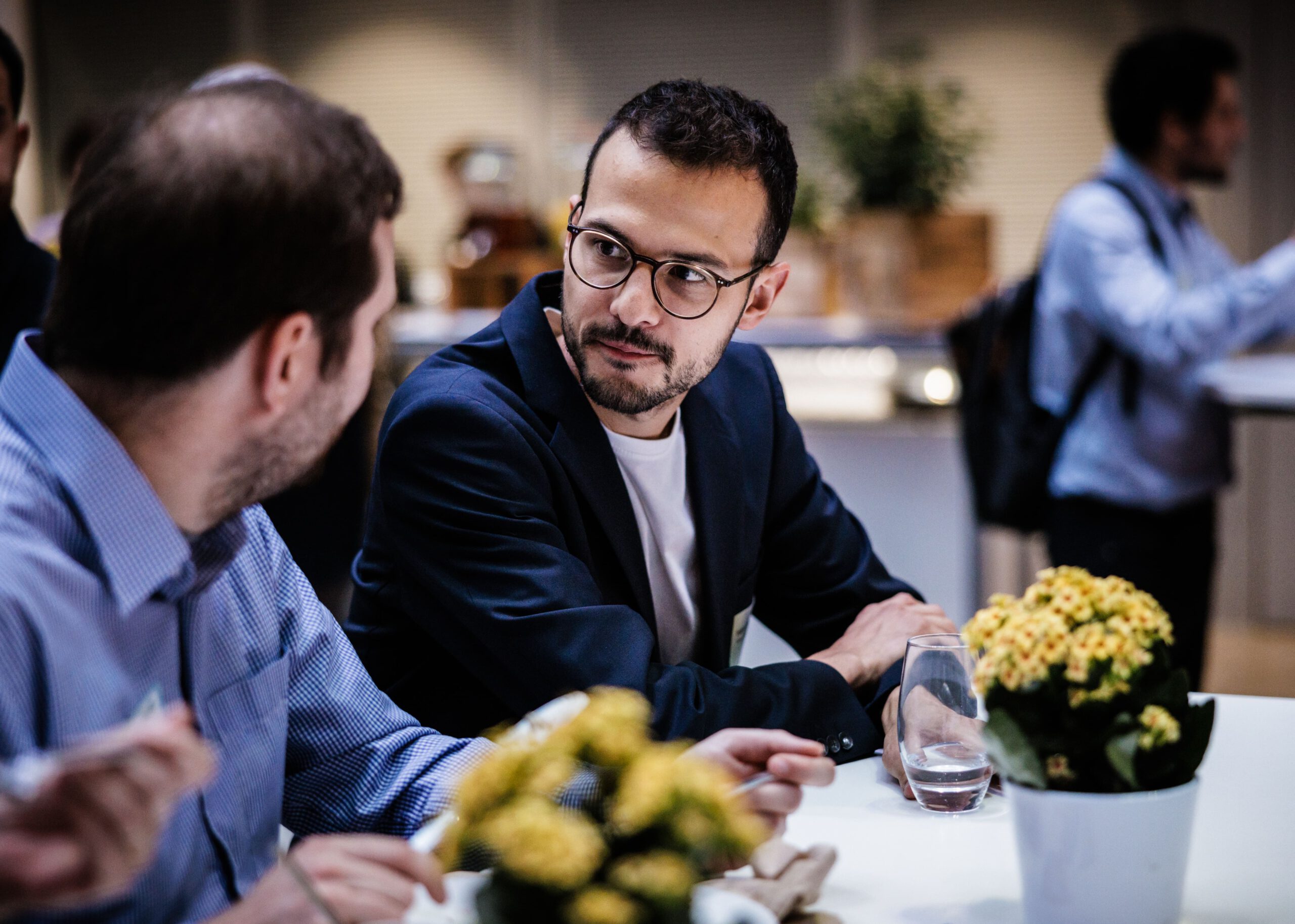 Einfache Wohnhäuser an einem Fluss in den Tropen
