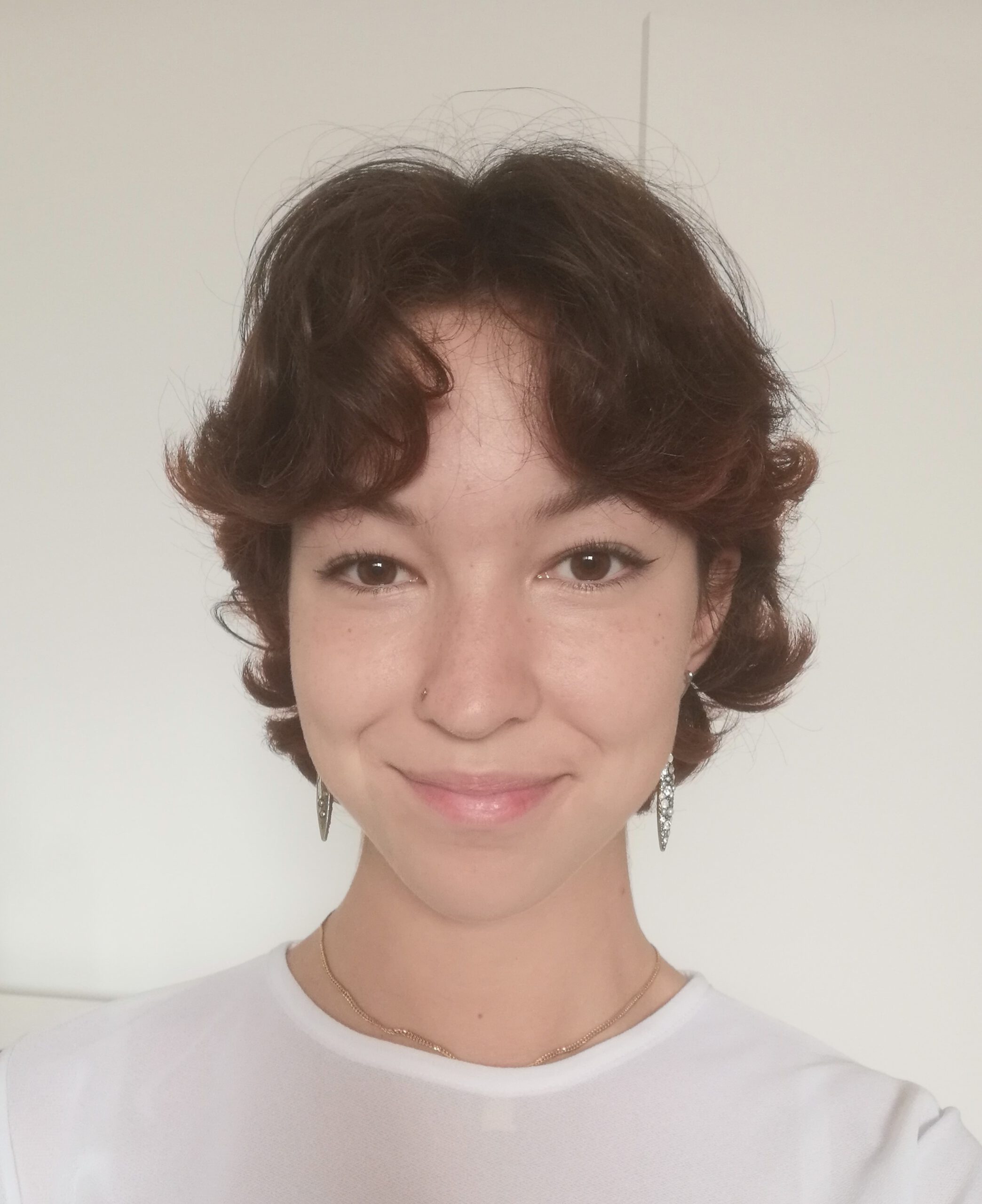 Nahaufnahme des Gesichts einer Frau mit Sommersprossen