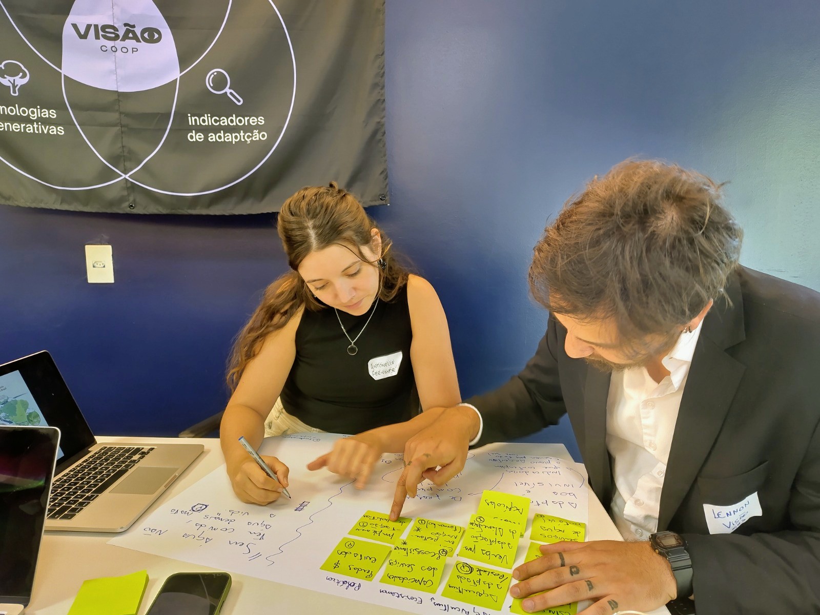 Mehrere bunte Briefkästen, nebeneinander aufgereiht 