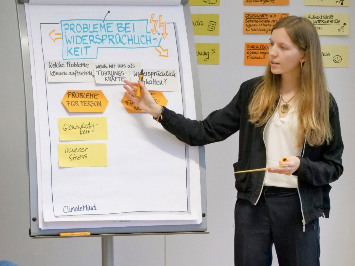 Nahaufnahme des Gesichts einer Frau mit Sommersprossen