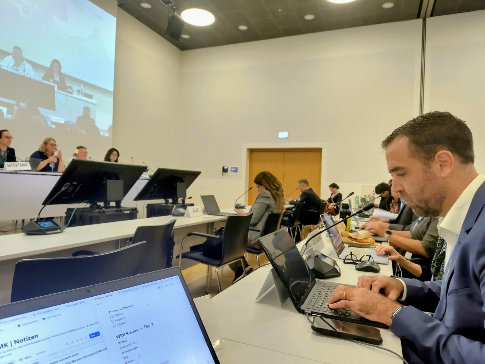 Nahaufnahme des Gesichts einer Frau mit Sommersprossen