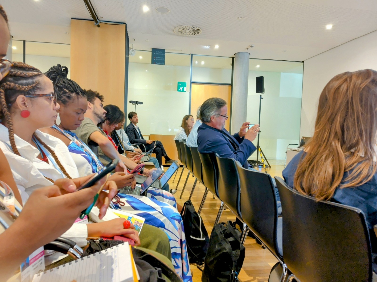 Einfache Wohnhäuser an einem Fluss in den Tropen