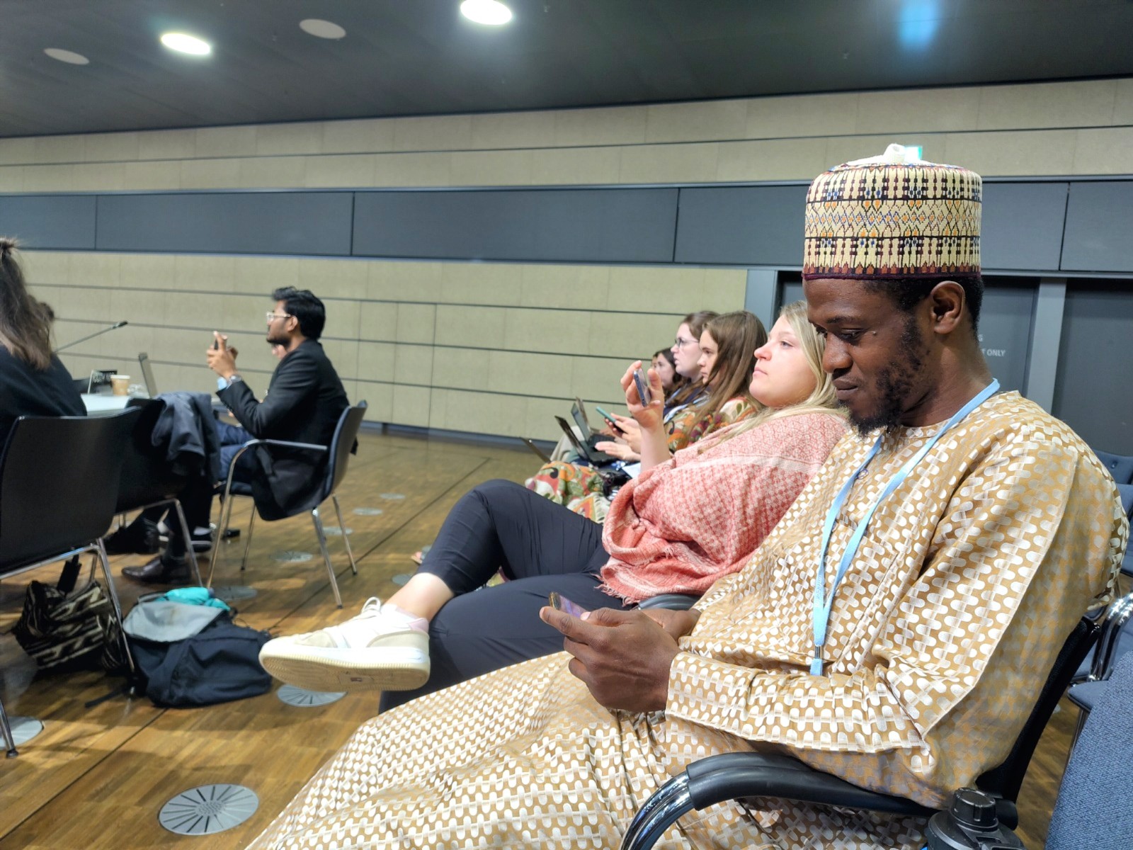 Nahaufnahme des Gesichts einer Frau mit Sommersprossen