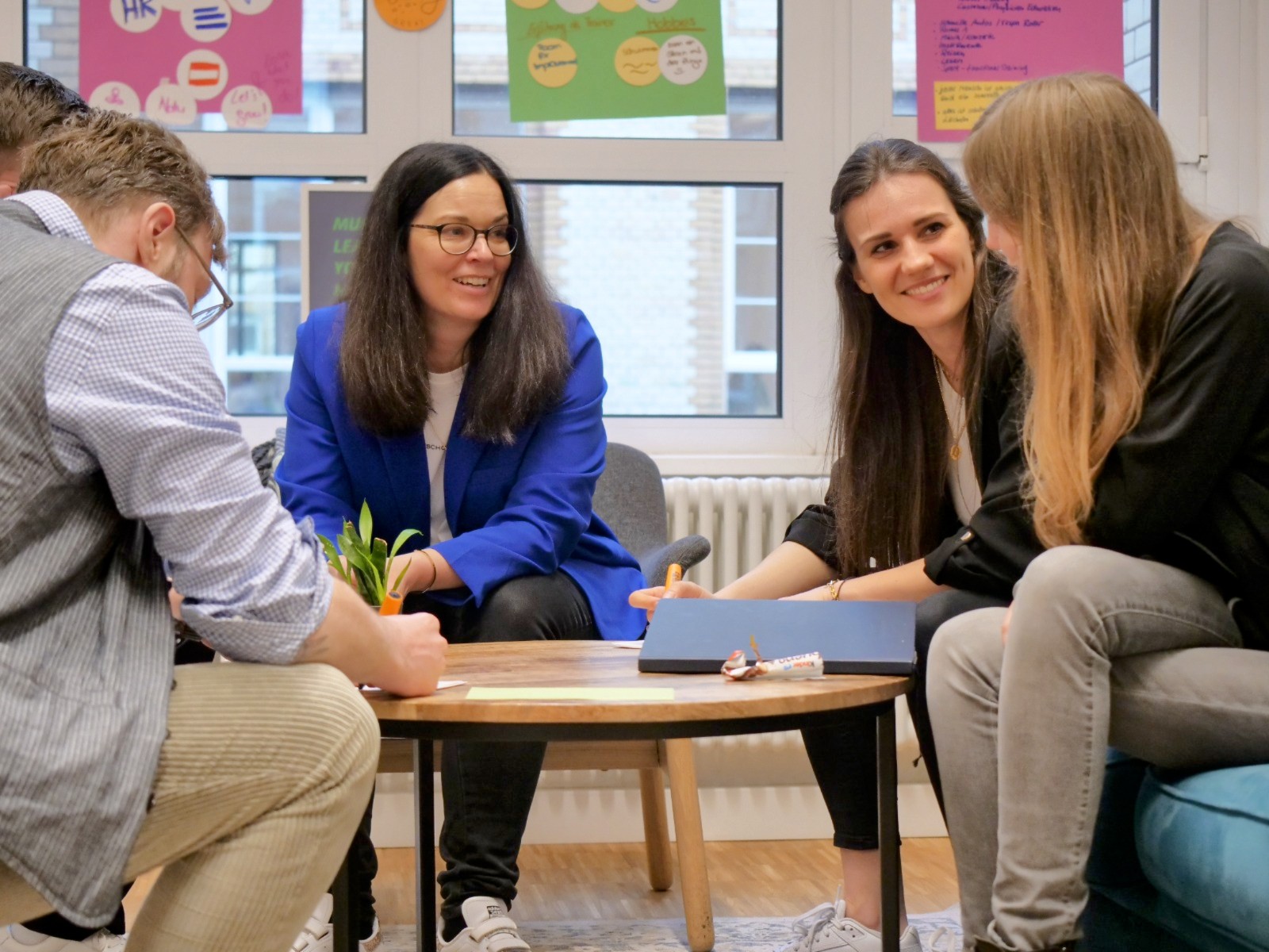Nahaufnahme des Gesichts einer Frau mit Sommersprossen