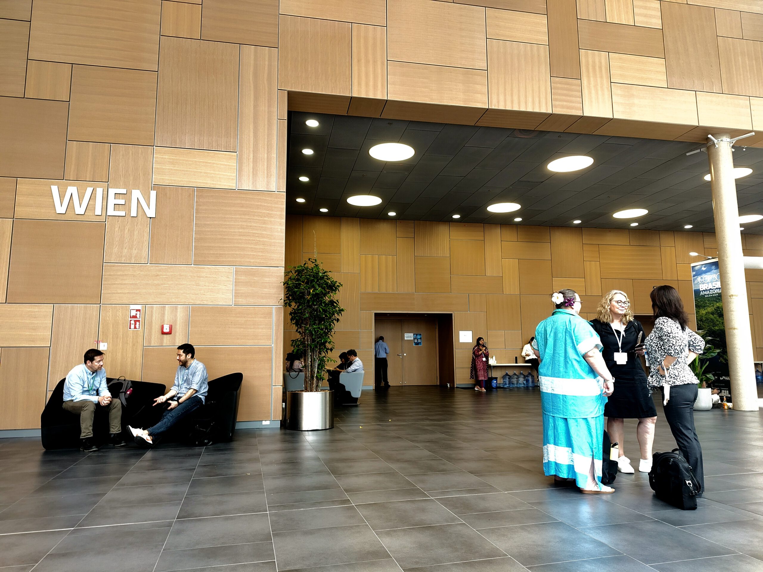 Nahaufnahme des Gesichts einer Frau mit Sommersprossen